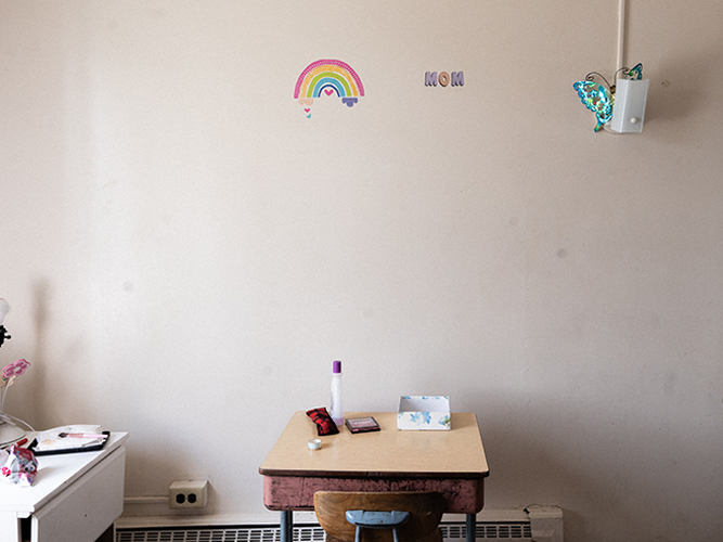 A view of the bedroom of Shantieya Smith’s only daughter: a sticker on the wall reads “MOM”.